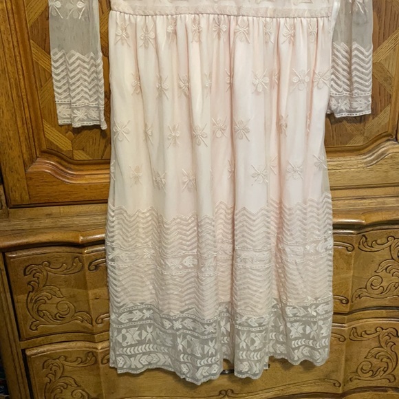 Classy lace dress - Picture 3 of 5